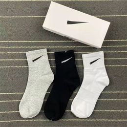 Calcetines de diseñador para hombre Calcetines de moda Calcetines de color sólido Algodón Clásico Negocios Calcetines casuales Excelentes mujeres transpirables Hombres Carta de alta calidad Deportes