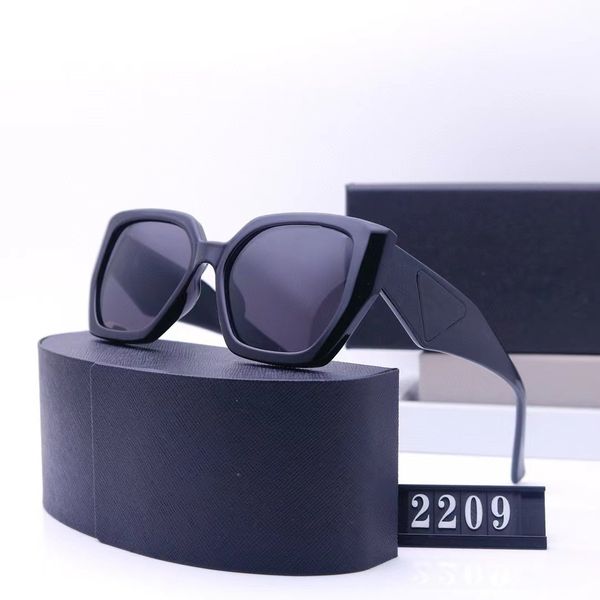 Lunettes de soleil de créateurs pour hommes Fashion Classic Outdoor Shades Sun Glasses For Women Luxury Eyewear UV 400 High Quality Eyeglass Unisexe Triangle Signature Facultatif 2209