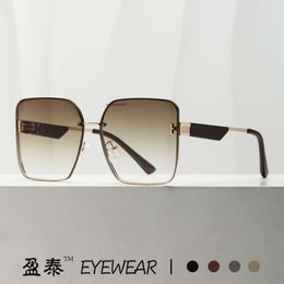 Gafas de sol de diseñador para hombre para mujer Nuevas gafas de sol resistentes a los rayos UV, gafas de montura grande de moda y de alta gama, gafas de sol cuadradas de malla roja con foto de calle