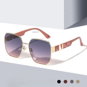 lunettes de soleil de créateur pour hommes pour femmes populaires sur Internet, lunettes de couleur dégradées personnalisées, photo de rue de mode à grand cadre, lunettes de soleil