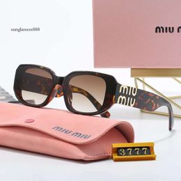 lunettes de soleil de créateur pour hommes Nouvelles femmes à la mode, à la mode pour les jeux et les voyages en plein air, lunettes de soleil résistantes aux UV