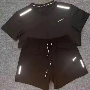 Diseñador caliente Chándal para hombre Verano Camiseta con estampado de lujo Pantalones cortos Conjunto de dos piezas Hombres Mujeres Jersey Camiseta con cuello redondo Pantalones cortos Sudadera con capucha.