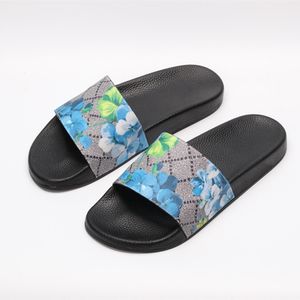 Hommes Designers Diapositives Femmes Pantoufles Mode Luxurys Floral Pantoufle En Cuir Caoutchouc Appartements Sandales D'été Plage Chaussures Mocassins Gear BottorgIc1