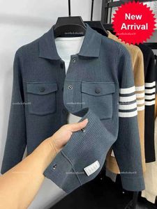 Vestes masculines Brand de gamme Classic Striped Cardigan Tabel Coat 2024 Automne / hiver coréen Youth Fashion Pocket Casual Knit Veste