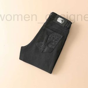 Heren jeans ontwerper 2024 lente/zomerheren midden taille enigszins elastische dunne kleine rechte been broek hoge kwaliteit zwart grijze jeans voor mannen ixnt
