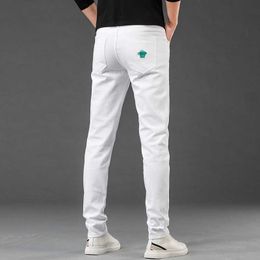Jeans para hombre diseñador de jeans de verano para hombres, versátil, blanco y negro, de dos colores, de algodón, elástico, pies pequeños, bordado ajustado, Medusa, productos europeos.