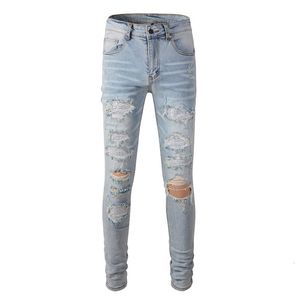 Jeans pour hommes en détresse cristaux patchworks évider pierres patchs bleu clair lavé mince stretch denim taille 2840 230809