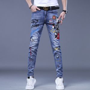 Heren Jeans Mode Gedrukt Koreaans Merk Borduurwerk Badge Patroon Jeugd Gescheurde Kleine Voeten Tieners Cowboy Potlood Broek 230606