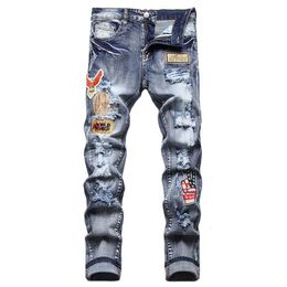 Hommes Jeans Trous Effiloché Hiphop Déchiré Broderie Drapeau Badge Peinture Denim Pantalon Bleu Slim Streetwear En Détresse Moto Biker Jeans Mal193p