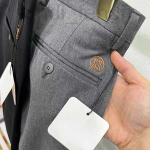 Jeans pour hommes Luxueux Pantalon de jambe droite de concepteur Big H Pantalon décontracté de broderie lavé Mode Fermeture à glissière Contrôle d'accès Denims Pantalon de survêtement plus la taille 42 GHS3