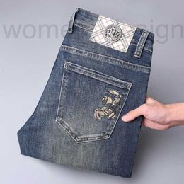 Jeans da uomo Jeans da uomo firmati di lusso 2023 Nuovo per la luce di lusso edizione coreana Piedi elastici spessi Slim Fit Pantaloni da gioventù B R6P0