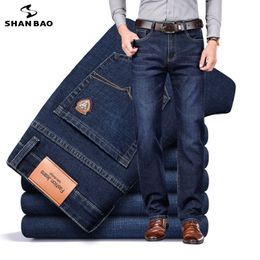 Jeans pour hommes SHAN BAO automne printemps ajusté droit stretch denim jeans style classique badge jeunesse hommes pantalons décontractés d'affaires 230830