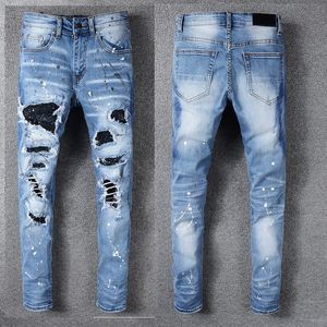 Jeans pour hommes coupe skinny pantalon bleu denim pour homme motard mince déchiré en détresse coupe moto régulière patchs de rivets noirs à la mode longue fermeture à glissière droite avec trou de pulvérisation