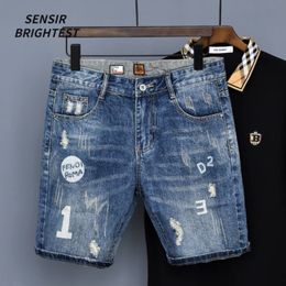 Jeans pour hommes été Denim Shorts haute rue gratté trou imprimé mode coréenne Fit Quintuple pantalon hommes 230615