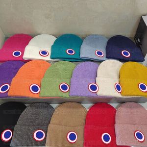 Bonnet tricoté pour homme Chapeau de créateur pour femme Chapeau en laine d'automne et d'hiver Chapeau en laine chaud et confortable Chapeau de Noël multicolore en option