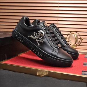 Chaussures de sport en cuir pour hommes Entraîneur Décoration en métal Hommes Véritables cuirs de marque de créateur Réunissant des baskets de mode avec un mollet Couleur assortie 2023