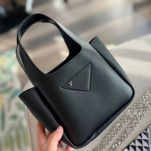 Prad de cuero para hombre Triangle city bolsos bolso de mano bolso de mano Cesta de mujer Bolso de hombro cruzado de diseñador Bolso shopper Accesorios de piel de vaca Cierre magnético a presión bolsos de cesta