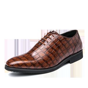 Chaussures en cuir pour hommes à la mode et à la mode style britannique costume d'affaires bas chaussures pour hommes version coréenne robe formelle hommes petites chaussures en cuir grande taille 38-48