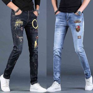 Jeans légers avec badge brodé de luxe pour hommes, jeans bleus extensibles à coupe ajustée, pantalons en denim décontractés déchirés à rayures de haute qualité; G0104