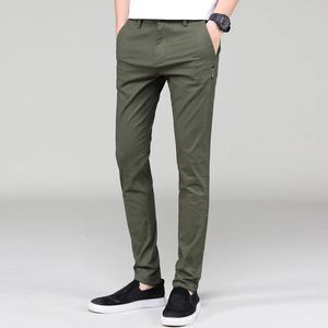 Pantanos livianos pantalones casuales delgados pantalones rectos clásicos joggers de algodón de algodón sólido ejército verdes macho 240402