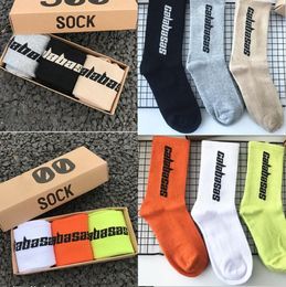 Mens Lovers Athletic Socks Fit 3545 Seizoen 6 Calabasas Skateboard Fashion Mens Letter Gedrukte Socks Sports Socks Sockings Hip Hop6331401