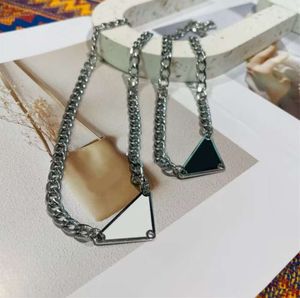 Collier pour hommes designer couleur argent femmes triangle lettres amour hommes à la mode émail cool rue femmes pendentifs colliers dames chaînes bijoux de luxe ZB011 F23621