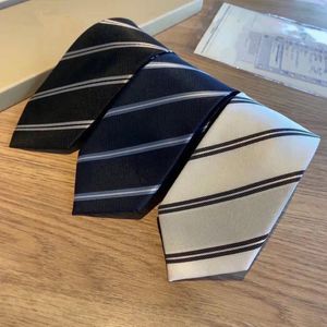 Cravate pour hommes Cravate en soie Cravates de luxe Cravates d'affaires Mode lettre Cravates Rayures Cravate de gentleman avec BOX243v