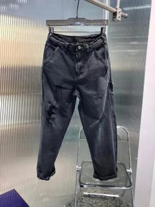 Pantalones para hombre 2024 Primavera/Verano Moda Pin Hebilla Decoración Ropa de trabajo clásica Estilo Guapo Corte en madera