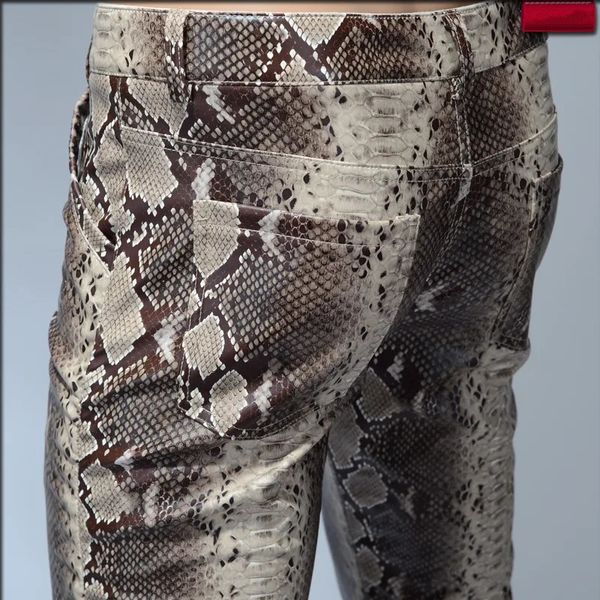 Pantalones para hombre Moda Hombres Slim Faux Python Snake Print Cuero Personalidad PU Pantalones Chandal Masculino Alta Calidad 231218