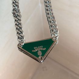 Pendentif pour hommes Bijoux de luxe Colliers de luxe Triangle inversé Mode pour femme Designers Marque Bijoux Femmes Personnalité à la mode Chaîne de clavicule