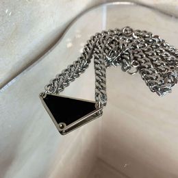Collier pendentif pour hommes bijoux de créateur triangle inversé colliers de chaîne de mode pour femme marque bijoux personnalité à la mode cadeaux de clavicule pour les filles avec boîte