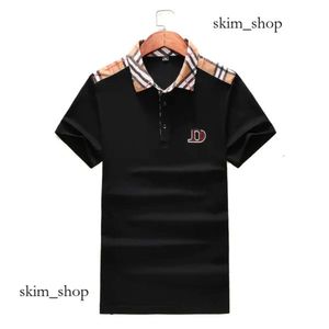 Brand de polos pour hommes 2022 chemise classique Tshirt designers hommes concepteurs tees broderie à manches courtes revers d'été Stripe Couleur solide coffre lettre femme 311