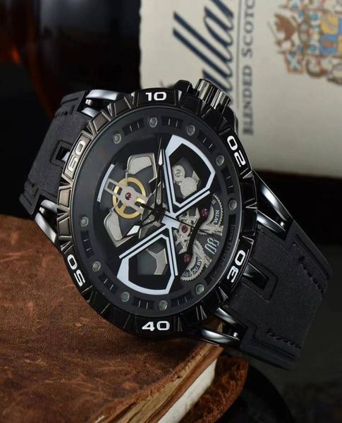 Mouvement de quartz pour hommes Montres Big Size Case Rubber Strap Sport Watch For Men Lifestyle Afficroof Hollow Gift Unique Deaign Analog 4331479