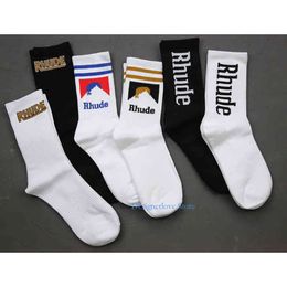 Mens Rhud Socks Diseñador Moda de alta calidad Antibacterial Socken Classic Meias Desodorante Desodorante Socio para hombres Hombre Summer Spring Middle Tube 2 pares