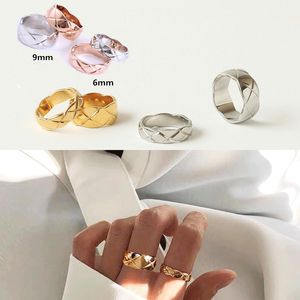 Anillos para hombres para el anillo de diseñadores de mujer de acero de titanio de patrón cruzado de diamante ancho y estrecho chapado en joyas de lujo de luz de oro de 18k 6 mm de 9 mm