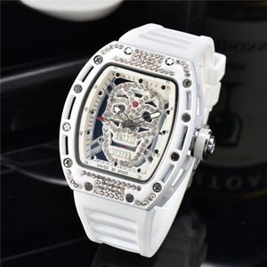 Mens Skeleton Watch Quartz Movement Diamond Watches White Men Fashion Sports Montres-bracelets Bracelet en caoutchouc