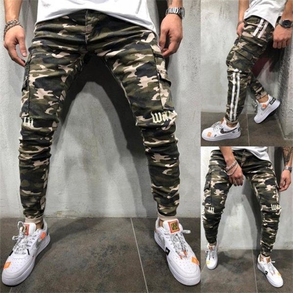 Mens flaco estiramiento lápiz pantalones de mezclilla camuflaje plisado slim fit jean pantalones raya lateral carga jeansy ropa masculina venta caliente C1123