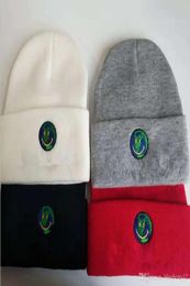 Capes de crâne pour hommes en tricot Smile Terre Banie brodée 4 couleurs Chapeaux d'hiver pour hommes Femmes 7857634