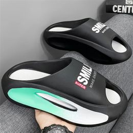 Slippers pour hommes massageant les pieds sandales épais fond unisexes softs eva non glissade pour femmes chaussures de plage pour hommes d'été 240328