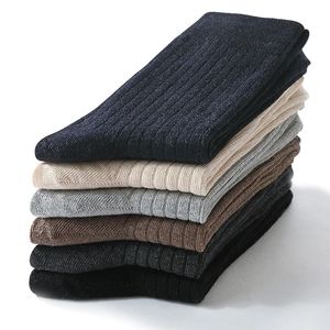 Chaussettes pour hommes 3 paires de chaussettes à tube moyen pour hommes Automne hiver noir blanc chaussettes en pur coton Hommes chaussettes d'affaires de loisirs classiques Emballage indépendant 231116