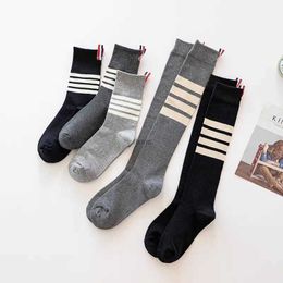 Chaussettes masculines pour enfants longueur du genou inférieur de la jambe simple TB standard à quatre bars mode coton à l'intérieur du collège printemps / été9eqi