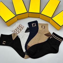 Chaussettes pour hommes chaussettes en coton lettres classiques bas de créateur Sport confortable 5 pais dans une boîte tendance populaire sous-vêtements de mode