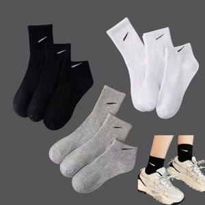 Chaussettes pour hommes chaussettes de créateur pour hommes bases motion coton couleur solide classique noir blanc gris respirant sockes concepteurs