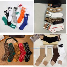 Chaussettes pour hommes Designer Womens Luxury Pure Cotton chaussette de coton pour hommes bas de lettre confortable 5 paires beaucoup de haute qualité populaire chaussette à tendance classique Meas