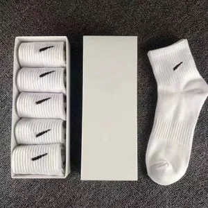 Chaussettes pour hommes Mode hommes chaussettes Classique noir blanc Gris Femmes Hommes de qualité supérieure Lettre Respirant Coton Sport Cheville chaussette Élastique Football Football Course So GVUX