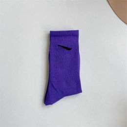 Chaussettes pour hommes Mode Femmes et Hommes Socking Lettre de haute qualité Coton respirant Gros calzino jogging Basketball football chaussette de sport UUMG