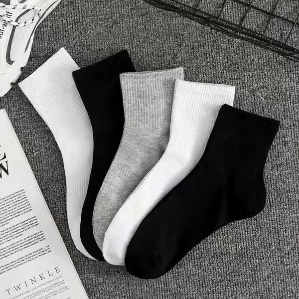 Chaussettes pour hommes Vente en gros All-match Classique noir blanc Femmes Hommes Respirant Coton mélange Football basket-ball Sport Cheville Longue chaussette