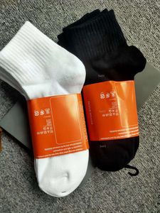 Chaussettes pour hommes, vente en gros, au moins 12 paires, classiques, noires, blanches, femmes, hommes, lettre de haute qualité, chaussettes de sport en coton respirantes, élastiques, pas besoin d'attendre, Spot 403