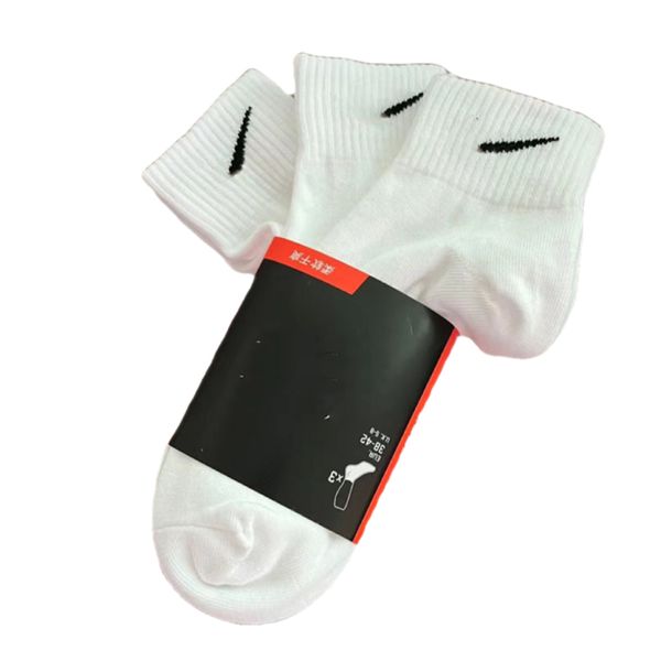 chaussettes pour hommes Vente en gros Vendre au moins 12 paires Classique noir blanc Femmes Hommes Lettre de haute qualité Respirant mélange noir et blanc Football basket Chaussette de sport