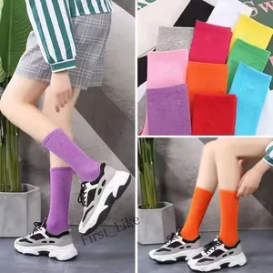 Mens Socks Women Cotton All-match klassieke enkelbrief Ademend Black-and White Football Basketball Sports Sock voor heren